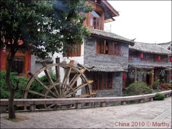 Lijiang - waterrad bij hotel 